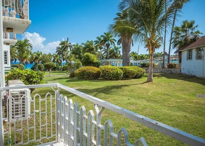 Cozy W/ocean View, Pool & Access * Montego Bay